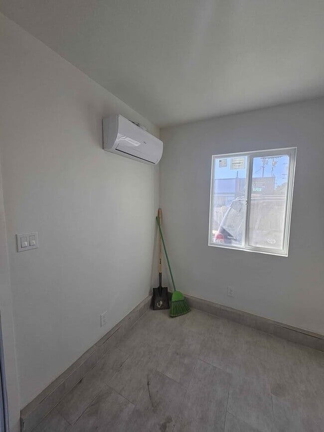 Photo - 1359 W 59th Pl Apartamentos Unidad 59th ADU
