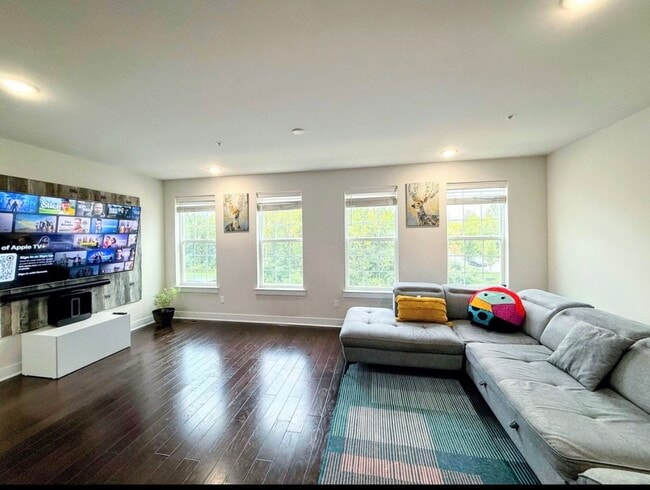 Photo - 119 Livingston Ln