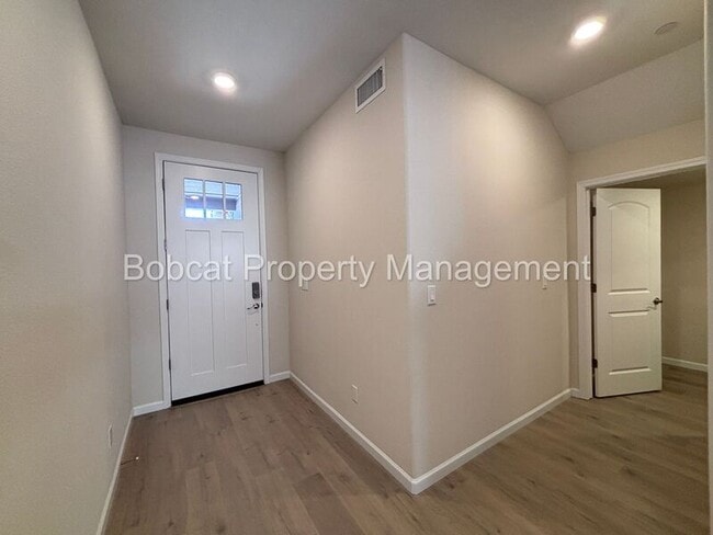 Photo - 852 Furlong Dr