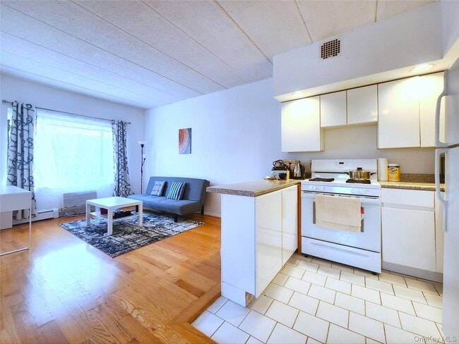 Photo - 149-15 Barclay Ave