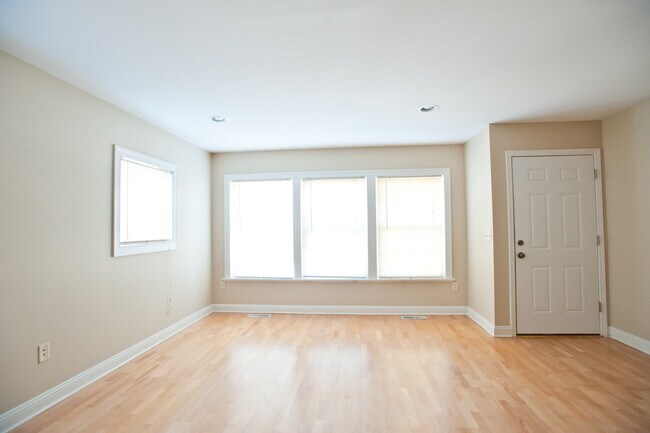 Photo - 3255 N Oakland Unit 3257