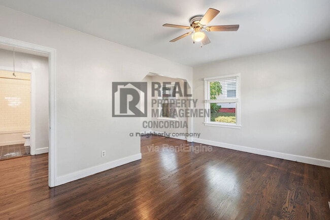 Photo - 2009 Oakwood Ave