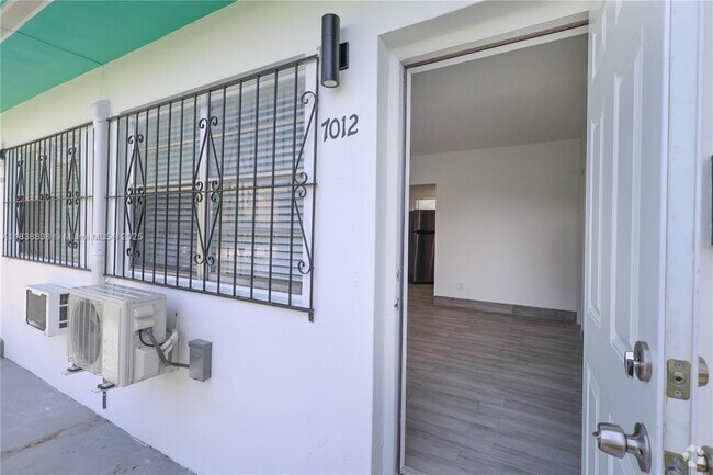 Building Photo - 7012 NW 5th Pl Rental