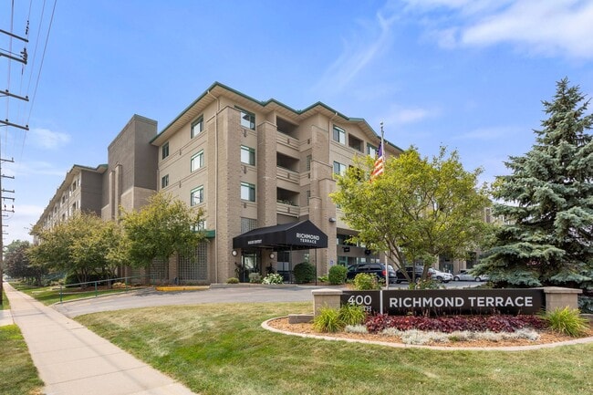 Building Photo - 400 N Richmond St Unit #205 Rental