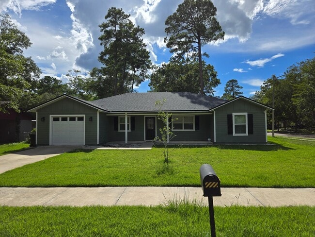 Building Photo - Beautiful 3BR/2BA home with large fenced-i...