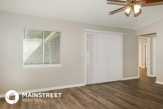 Photo - 2102 Thames Rd SE
