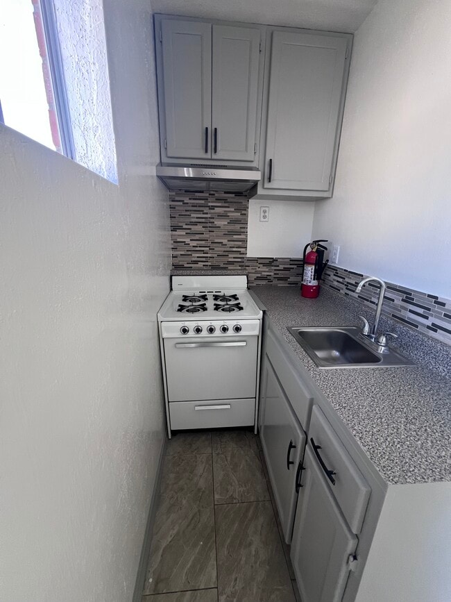 Building Photo - 814 W 147th St Unit Side