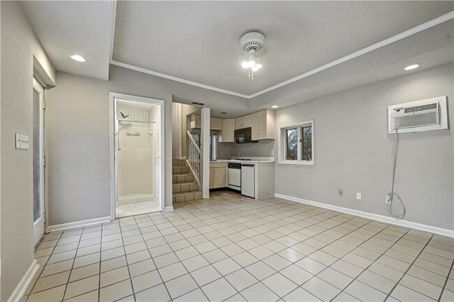 Photo - 2008 Shalimar Dr NE