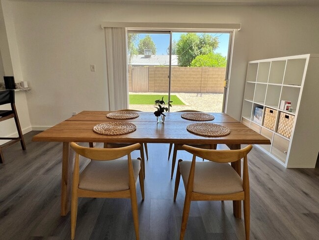 Dining Area - 907 E Broadmor Dr Unit Master Suite Full