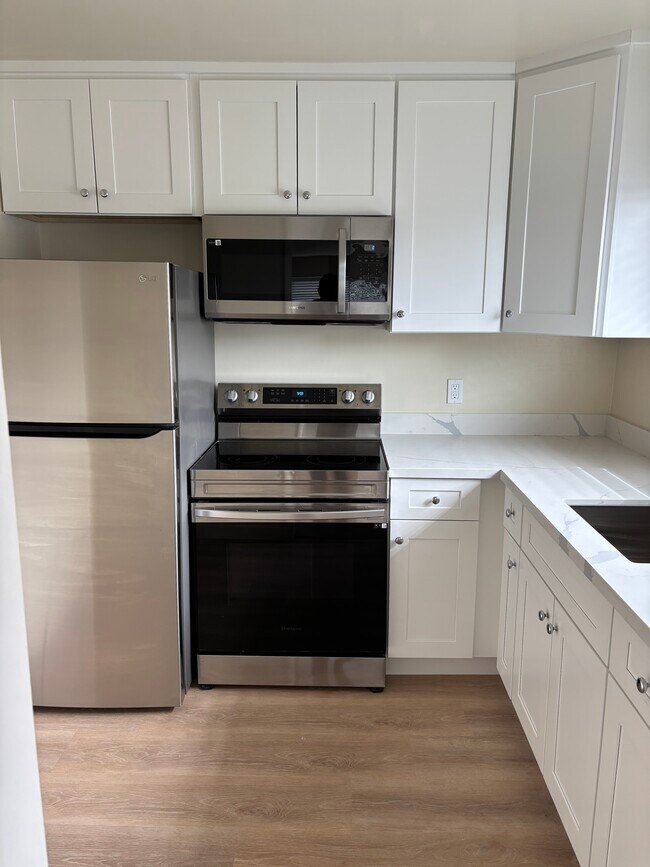 New cabinets and countertops - 912 Roosevelt St Unit 912 Roosevelt Street