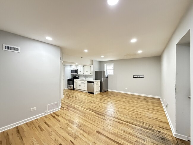 Building Photo - 947 N Wolcott Ave Unit J02P