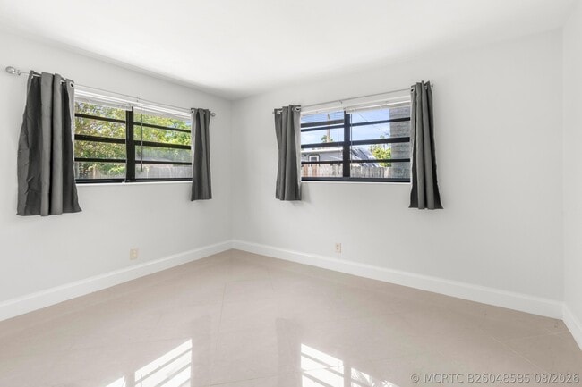 Photo - 477 NE 35th St