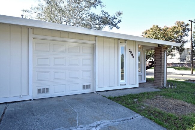 Building Photo - 5902-5902 Bourbon Dr Unit 5900 Rental