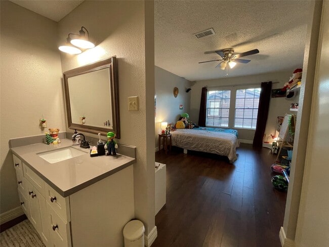 Building Photo - 2611 Grants Lake Blvd Unit 208 Rental