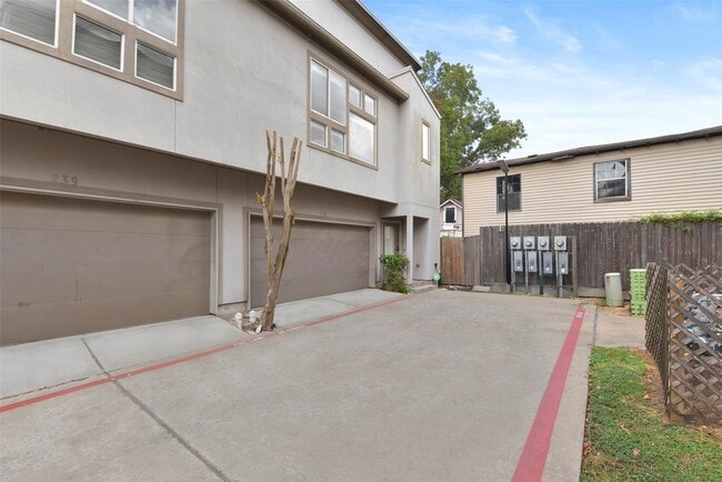 Photo - 241 N Lenox St