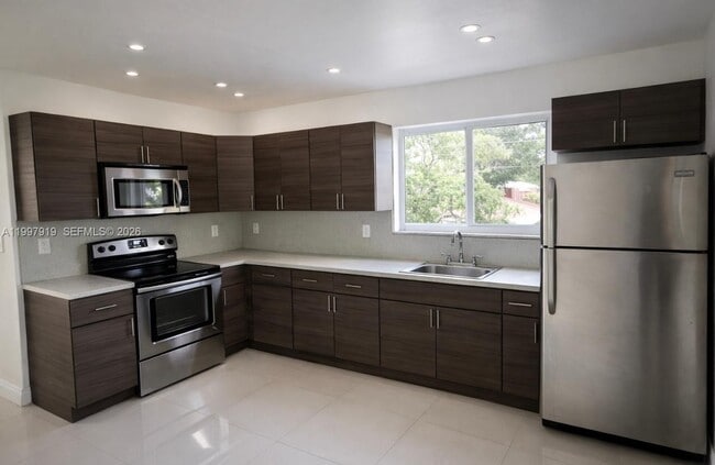 Building Photo - 552 NE 61st St Unit 4