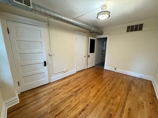 Photo - 1527 W Haddon Ave Unit 1