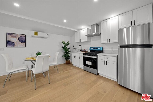 Photo - 5813 Saloma Ave