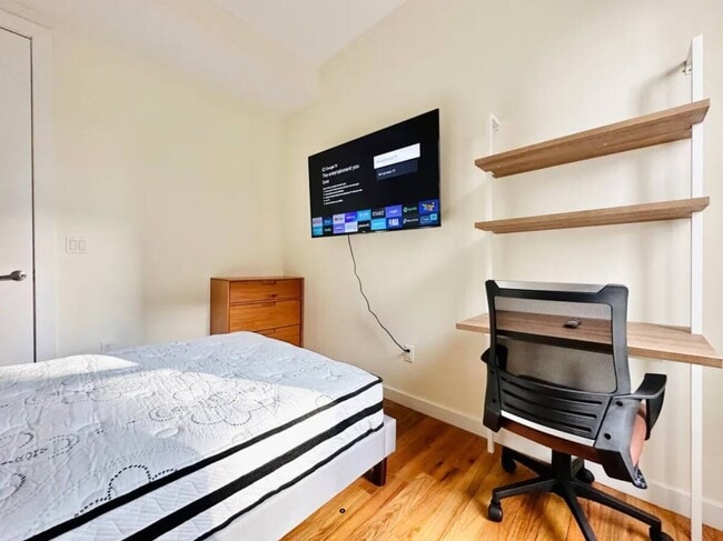 Building Photo - Furnished room/NOT APARTMENT Unit 1