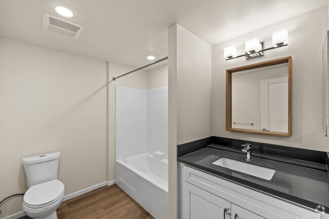 2BR, 2BA - 816SF - Bathroom