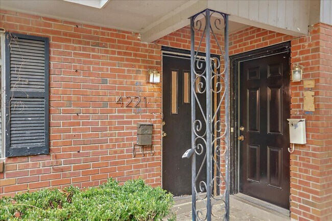 4221/4223 Hawthorne Court