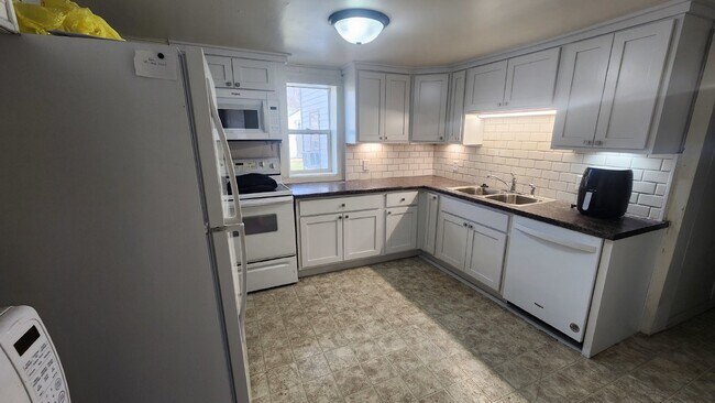 Photo - 2 Bedroom, 1 Bathroom House For Rent - Newly Remodeled Kitchen & Bathroom!