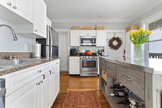 Building Photo - 722 E 2nd St Unit 2