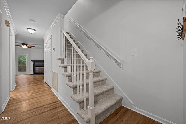 Shared Entry - 1033 Oak Lake Ct Unit Downstairs Bedroom