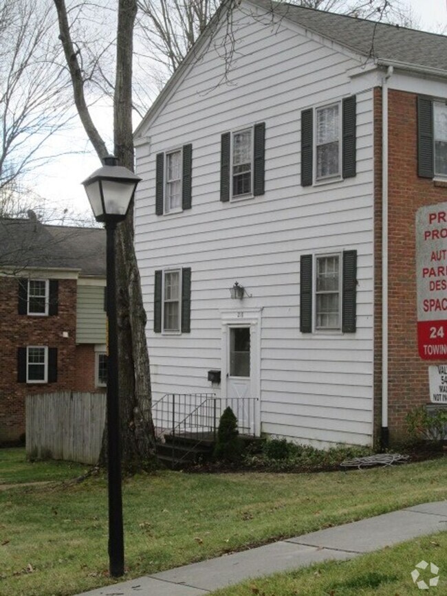 Building Photo - 3 Bedroom 2.5 Bath Townhouse