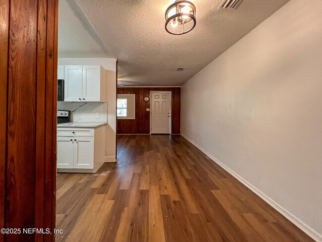 Photo - 3220 Myra St