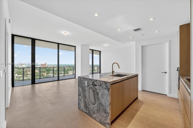 Building Photo - 500 Alton Rd Unit 1407