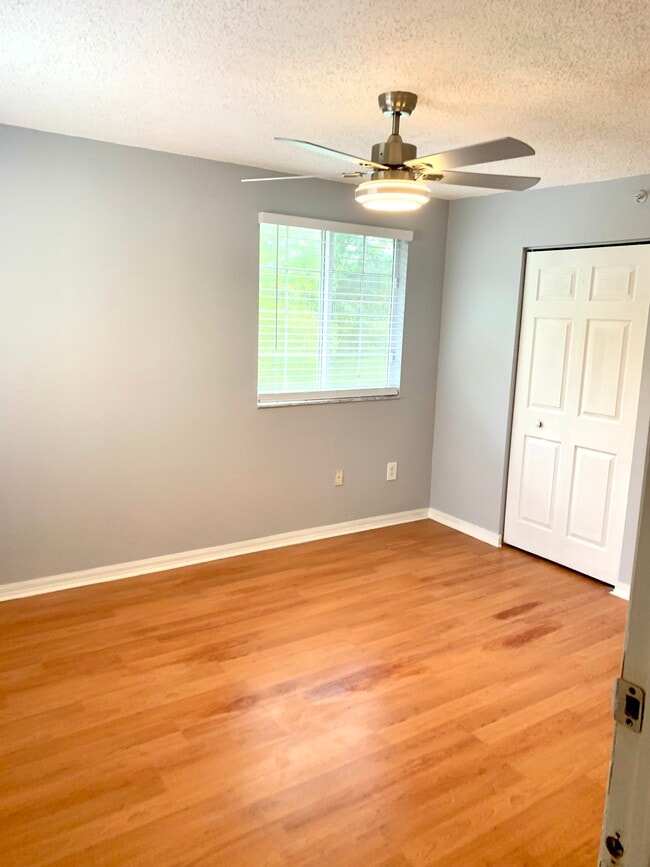 3rd bedroom - 900 Crestwood Ct S Unit 907