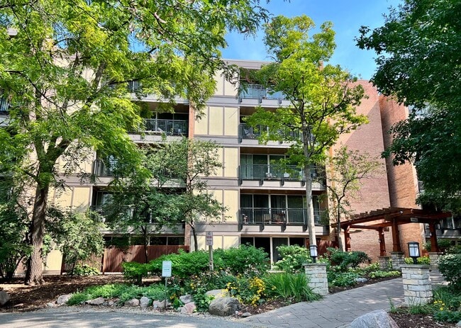 Building Photo - Bright and Relaxing 3rd floor OPEN CONCEPT 1 Bed / 1 Bath Condo For Rent! In-Unit Washer & Dryer!... Unit 3F