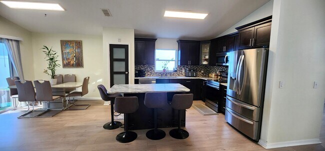Photo - 530 Wellesly St