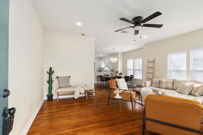 Photo - 102 E Val Verde St