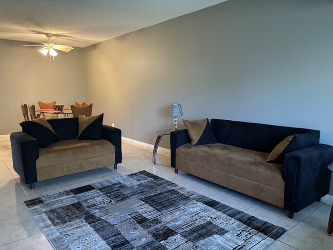 Photo - 1120 Boxwood Dr Unit 104