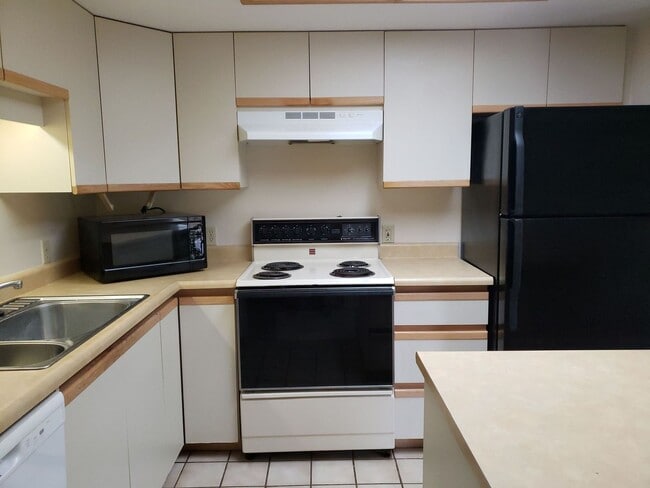 Photo - Maui Banyan - 1 bd 1 bath unfurnished unit. Available 12/1/2025
