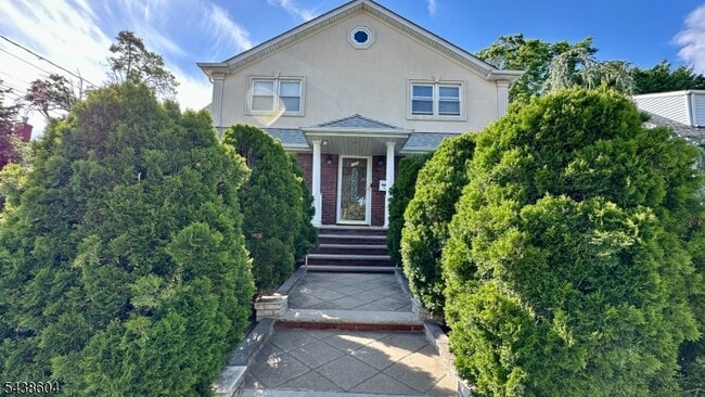 Photo - 131 E 13th St
