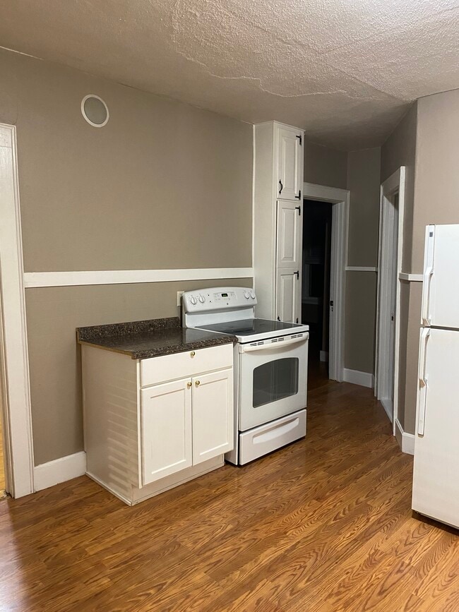 527 Champlain St Unit SecondLevel