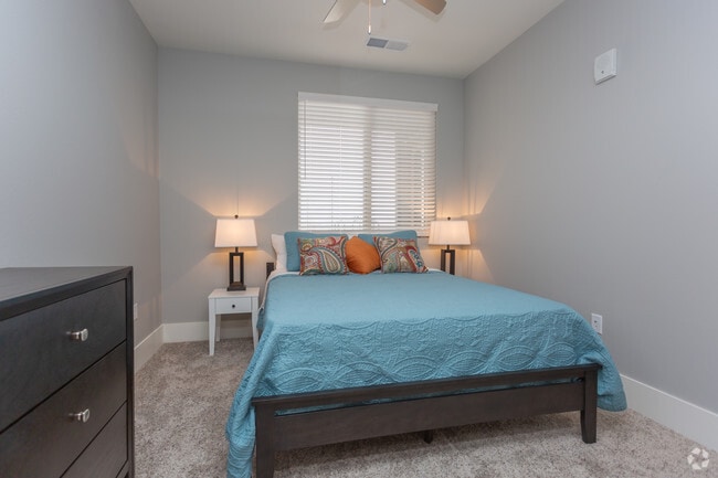 2BR, 2BA - 951 SF