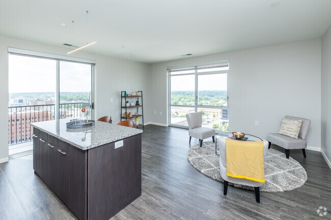 2 habitaciones, 2 baños - 978 pies cuadrados - Sala de estar - Skyline Tower