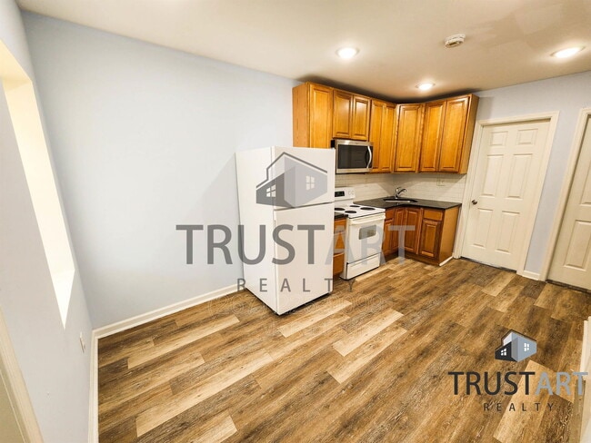 Photo - 1933 Colonial St