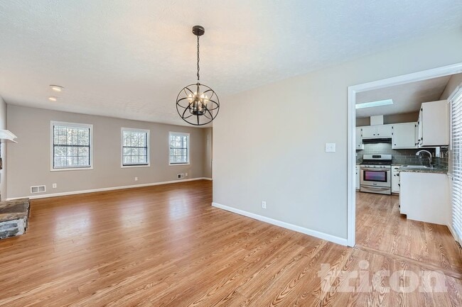 Photo - 438 Russell Rd