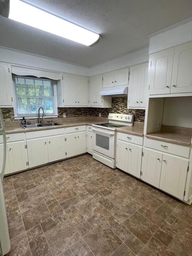 Spacious Kitchen - 15521 Calhoun Road Casa
