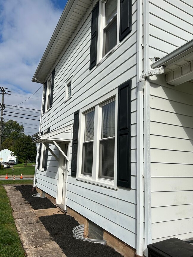 Photo - 3 Bedroom, 1.5 bathroom Home with 2-Car Garage!!