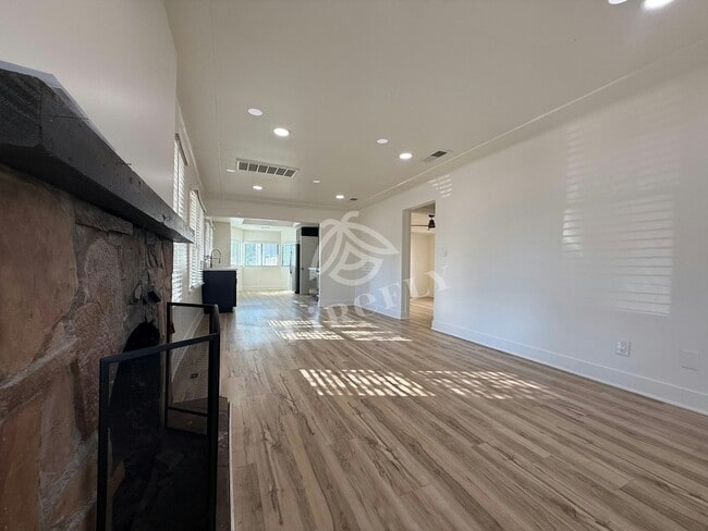 Photo - 1695 E Indianola Ave