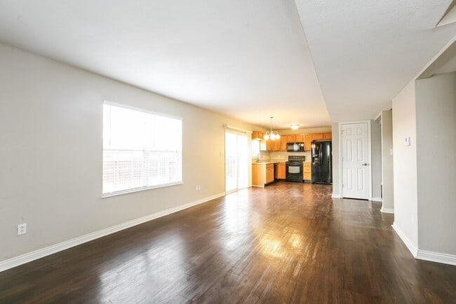 Photo - 2718 Rothe Ln