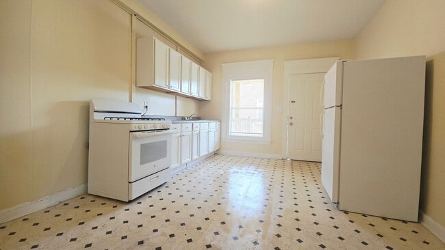 Building Photo - 301-303 N Longwood St Unit 301-B