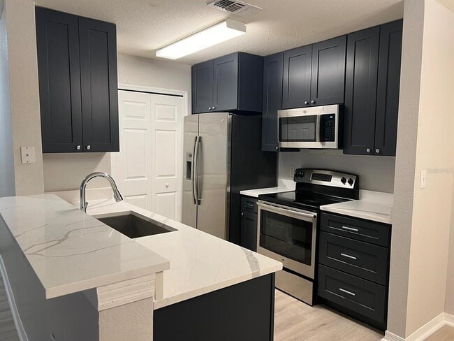 Photo - 5455 Vineland Rd Unit 3108