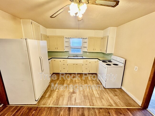 Photo - 428 W 8th St